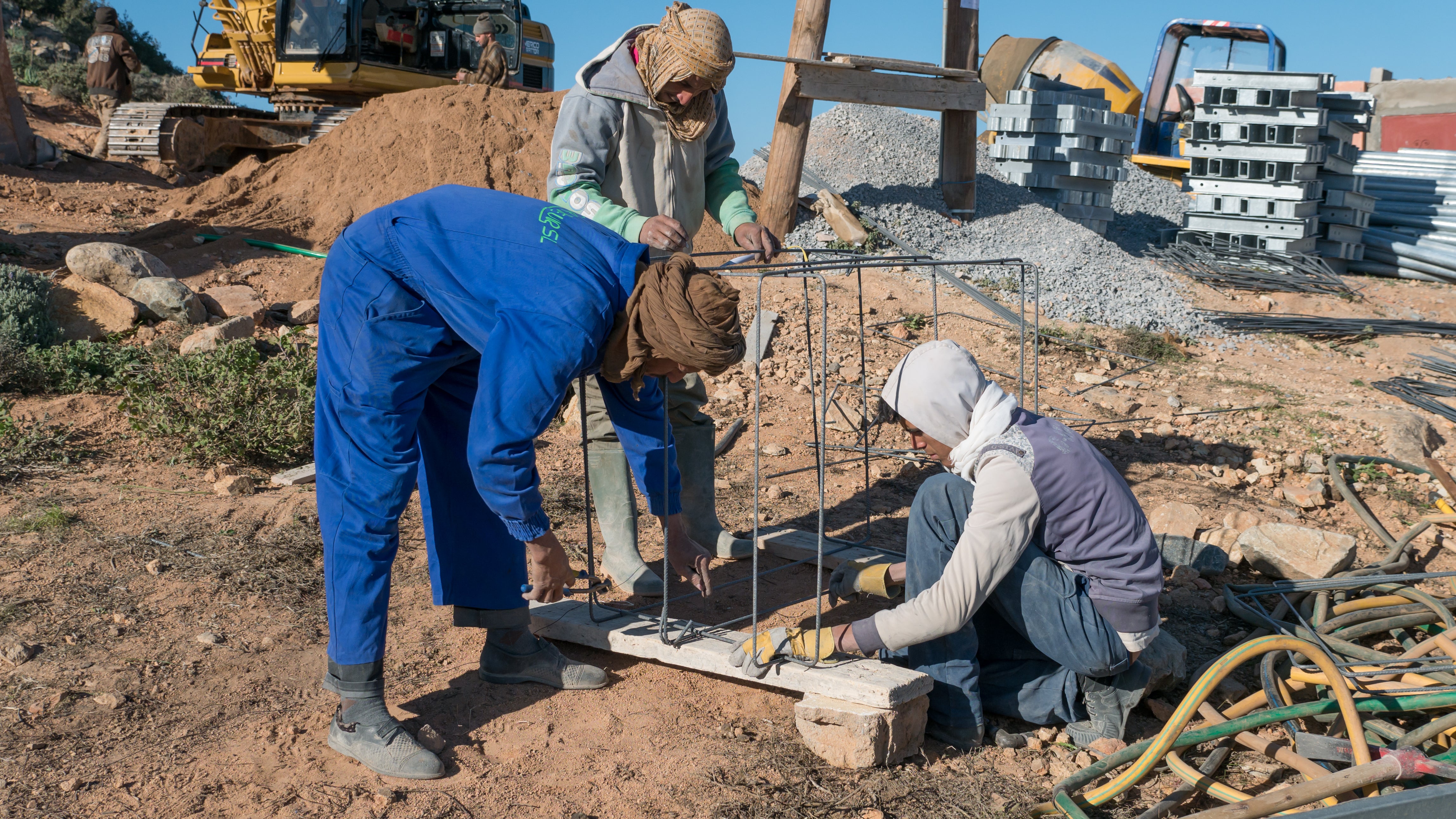 5/17:The fog collectors need strong foundations to withstand the gusty winds of up to 120 km/h. Handmade wire baskets ensure that the concrete foundations are firmly anchored.
