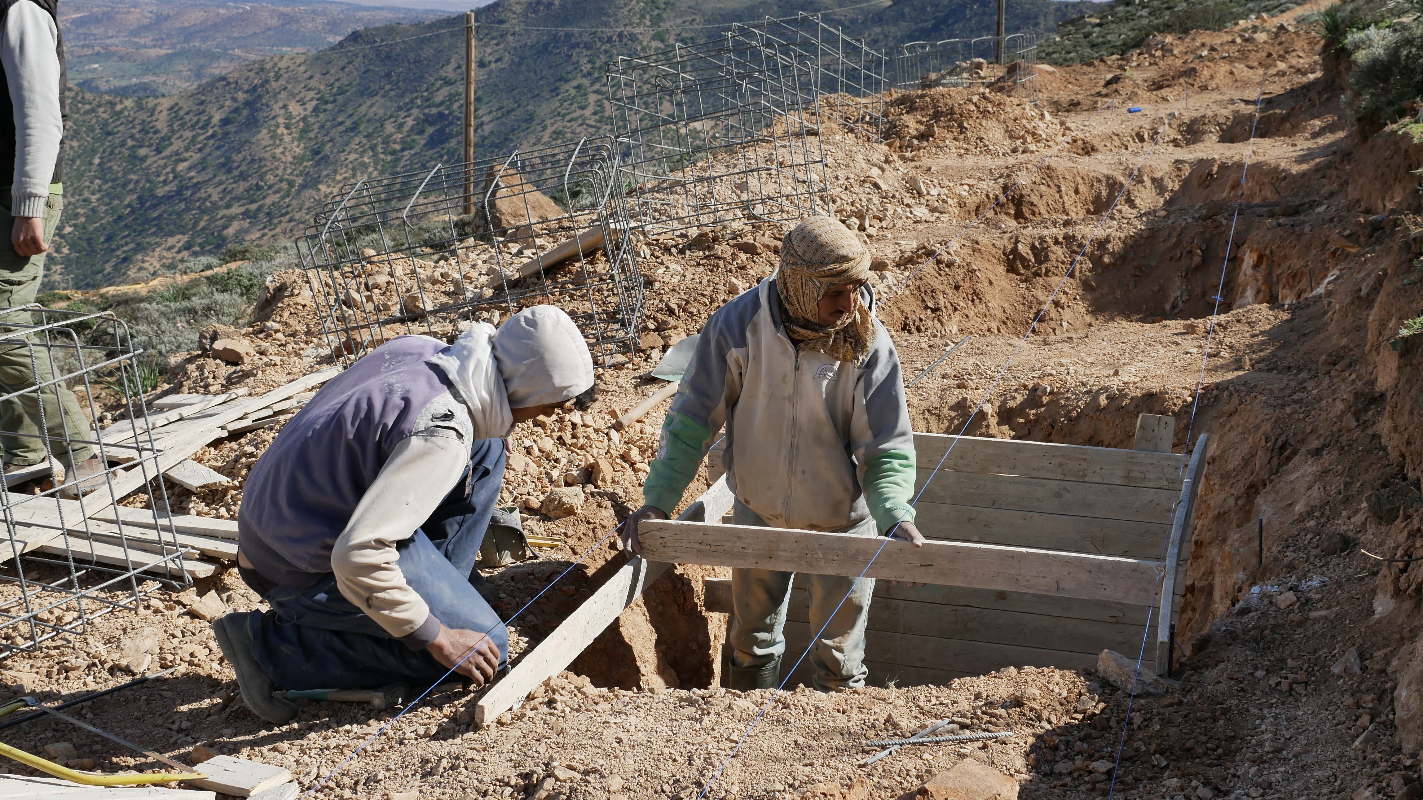 6/17:Die marokkanischen Projektmitarbeiter sind konzentriert bei der Sache: Die Fundamente müssen ganz exakt vermessen und ausgeschallt werden.