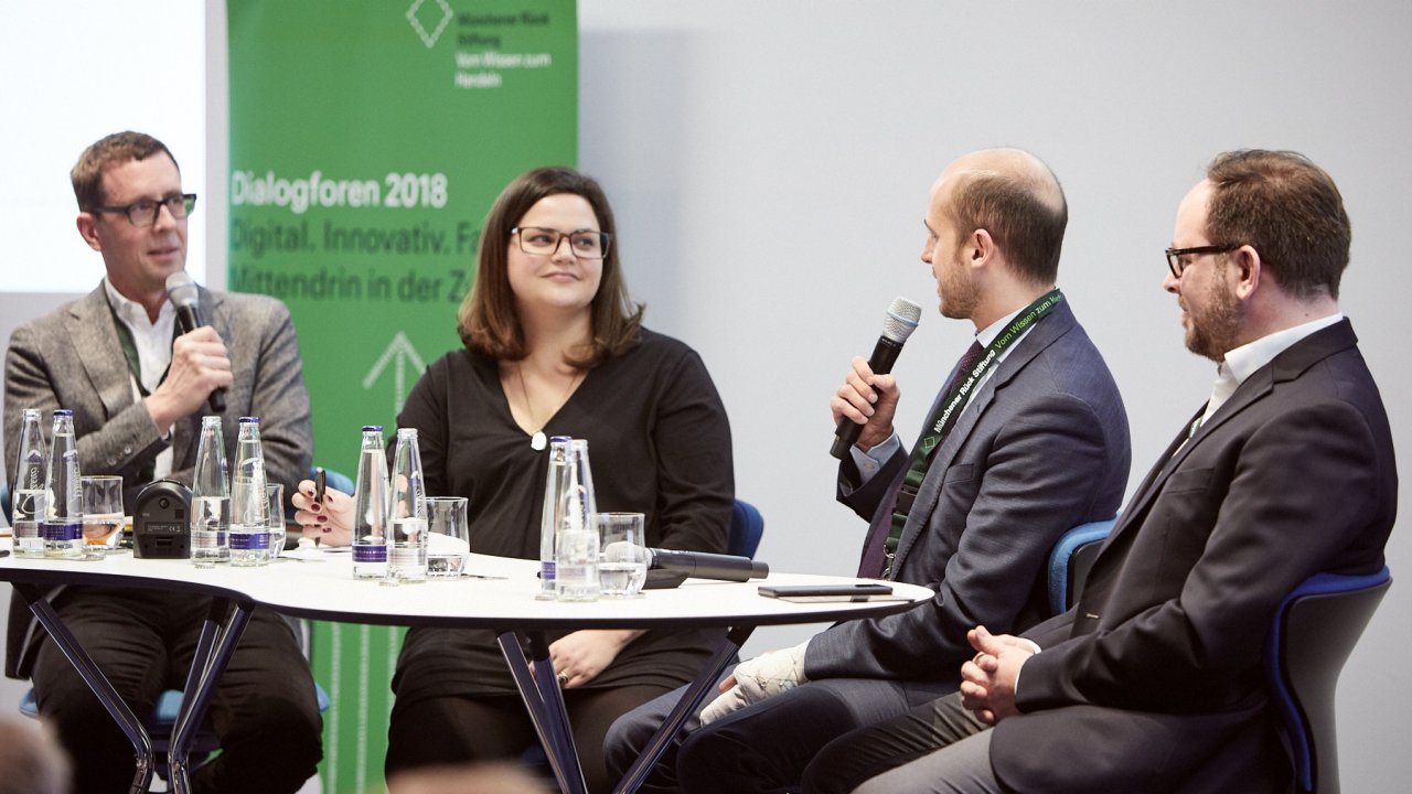 Our moderator Patrick Illinger and the experts Victoria Wenzelmann, Bernhard Kowatsch and Andrej Zwitter (from left to right) saw light and shadow in terms of digitalisation in developing countries.