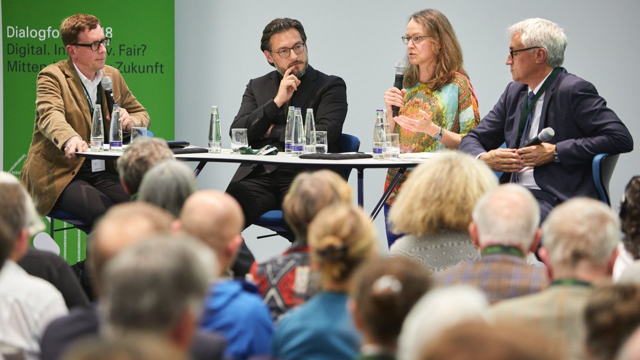 Prof. Haddadin (2nd from left) is conviced: Robots and machine intelligence can open up many new possibilities. Prof. Haddadin (2nd from left) is conviced: Robots and machine intelligence can open up many new possibilities.