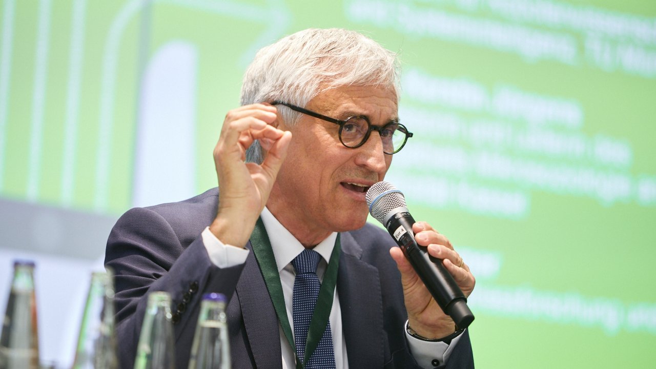 The permanent exposure to information through modern media means stress for the human brain, Horst Kraemer explains. The permanent exposure to information through modern media means stress for the human brain, Horst Kraemer explains.
