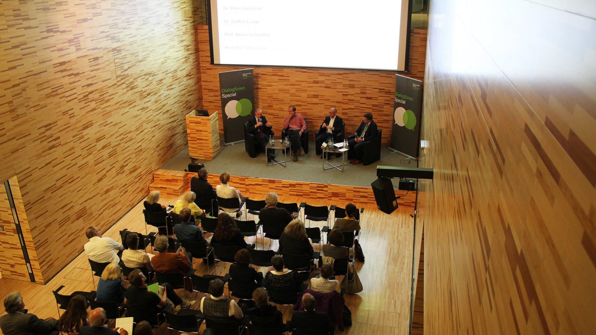 An audience of around 100 attended the Special Dialogue Forum on climate change, energy transition and digitalisation.