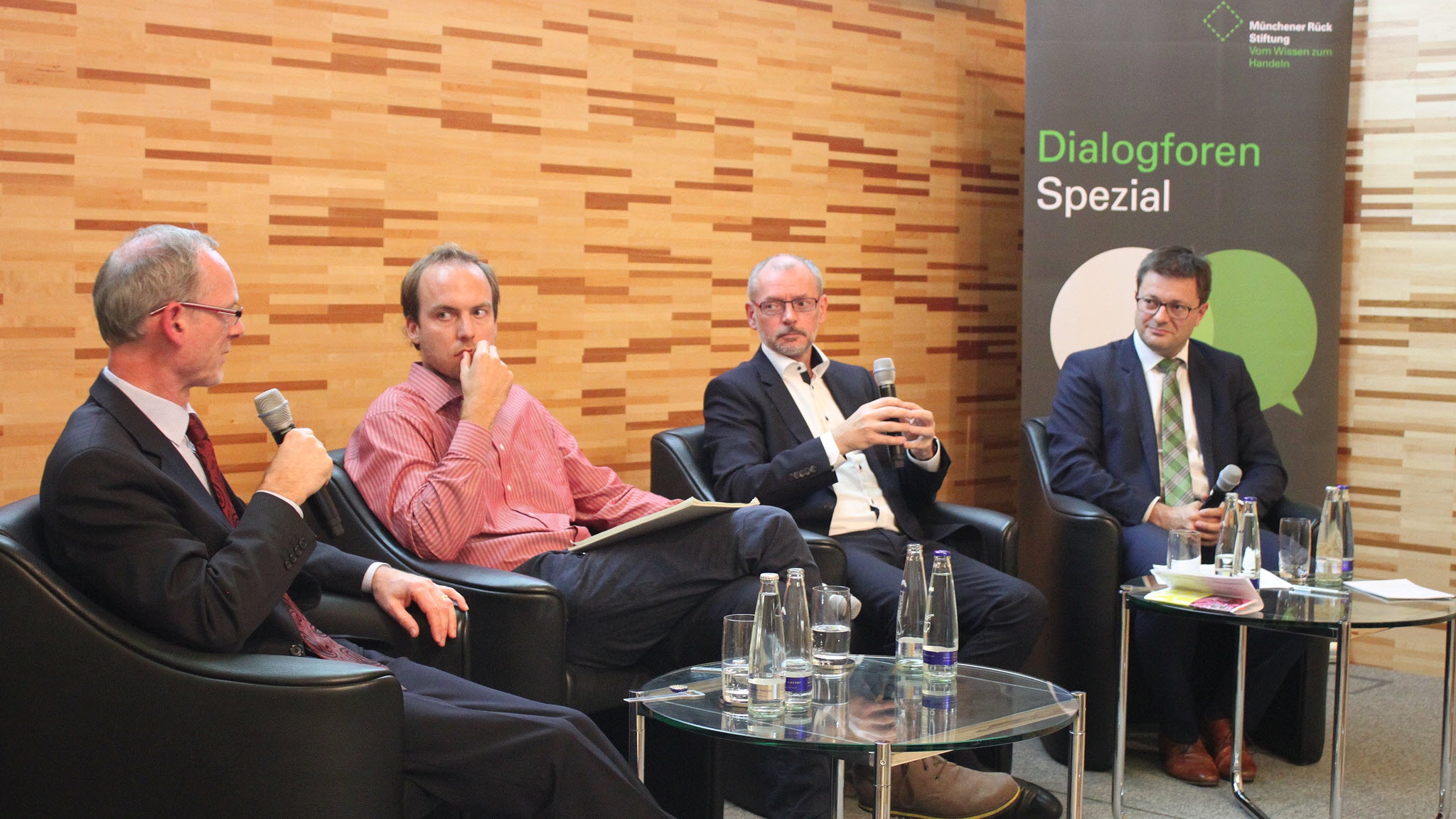 Dr. Buchholz, Dr. Lange and Professor Schnettler discussed with presenter T. Grimm (from left to right) solution scenarios for a global energy transition.