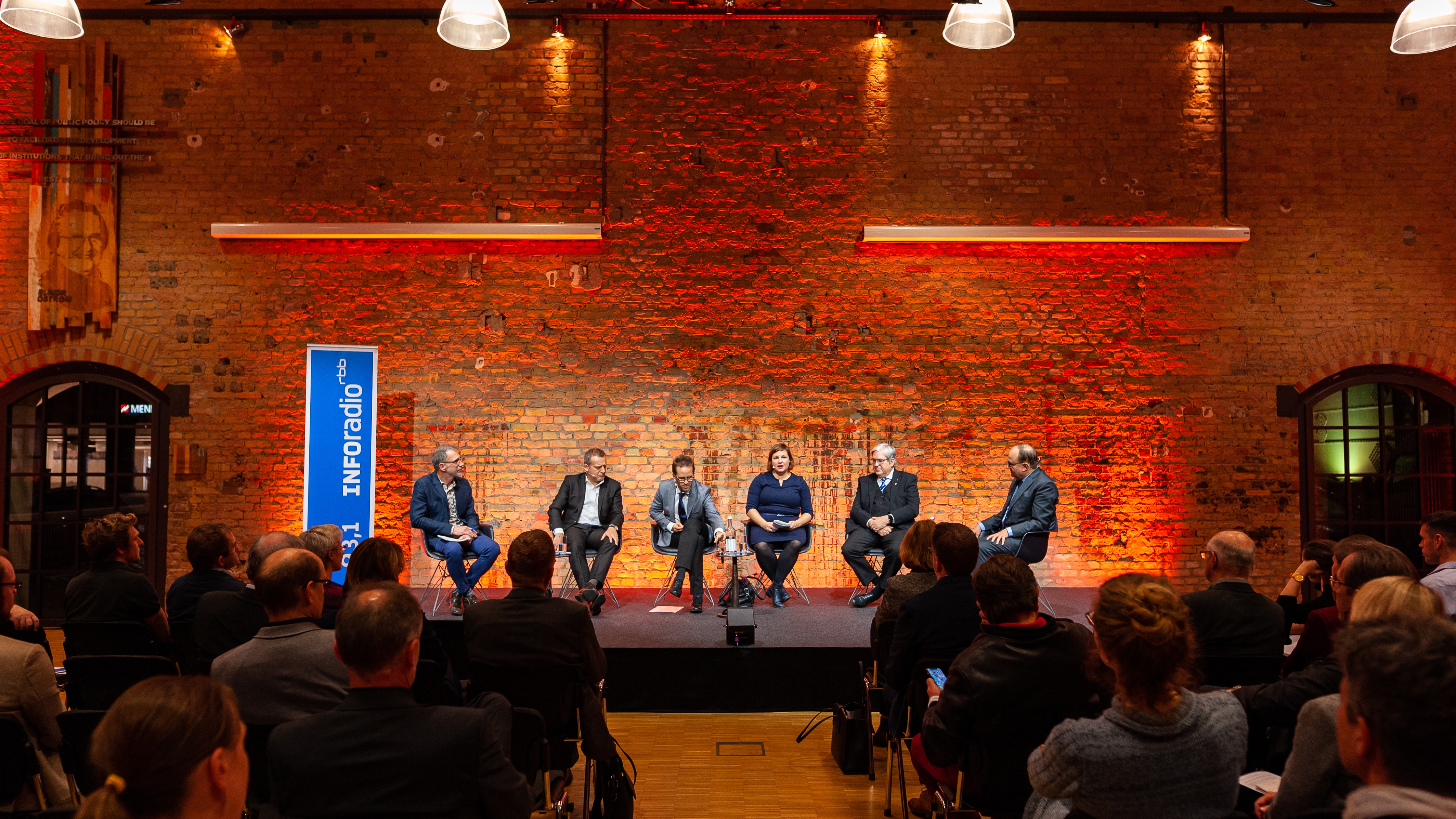 The presenter Dietmar Ringel discussed with Roman Zitzelsberger, Klaus Müller, Antje Kapek, Jörg Steinbach and Ottmar Edenhofer.