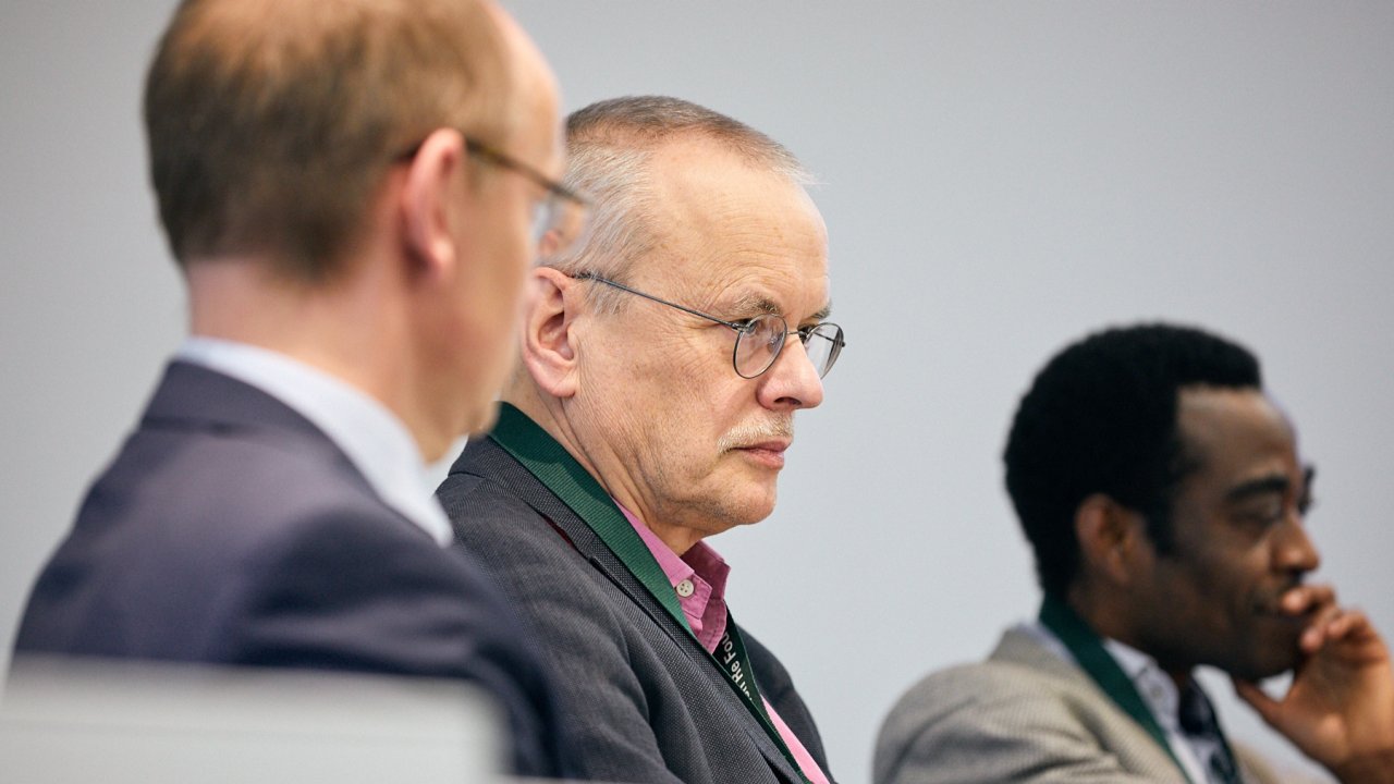 Uwe Kekeritz (middle) strongly urges for a fair and transparent global finance system. Uwe Kekeritz (middle) strongly urges for a fair and transparent global finance system.