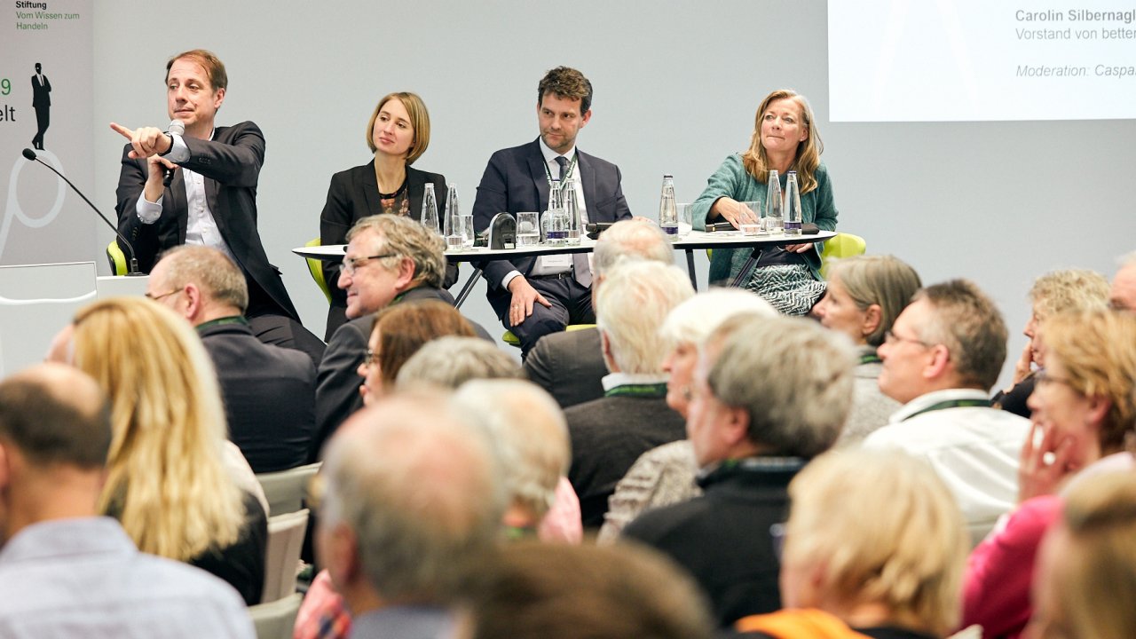 Moderator Busse leads the discussion between the audience and the experts (Carolin Silbernagl, Jann Lay, Christiane Laibach l.t.r.).