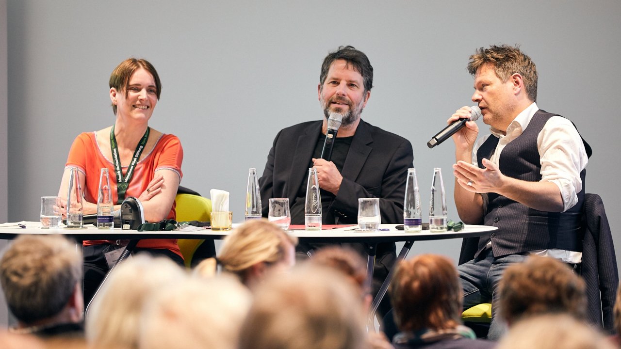 The pension system should be organised publicly and not privately, argues Habeck in a discussion with Hagelücken and Vaillant. The pension system should be organised publicly and not privately, argues Habeck in a discussion with Hagelücken and Vaillant.