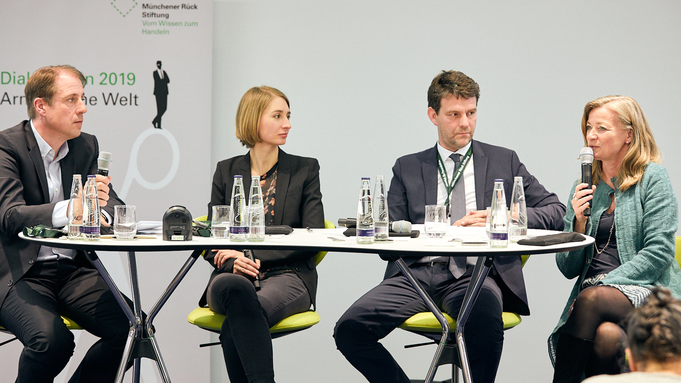 Moderator Caspar Busse (Süddeutsche Zeitung) im Gespräch mit Carolin Silbernagl (Vorstandsmitglied von betterplace.org), Prof. Jann Lay (GIGA German Institute of Global and Area Studies) und Christiane Laibach (Deutsche Investitions- und Entwicklungsgesellschaft).