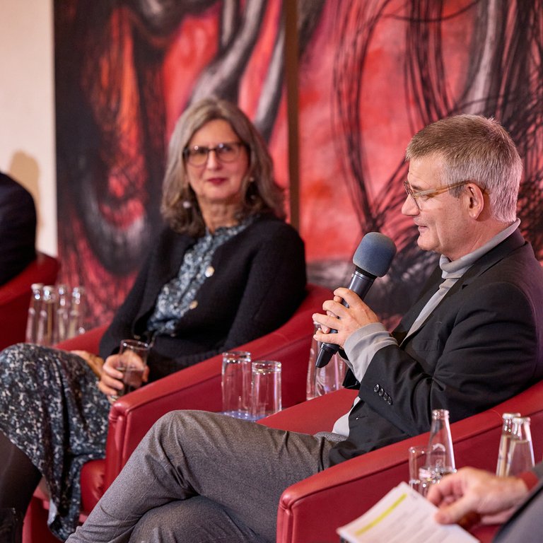 Prof. Wallacher im Gespräch