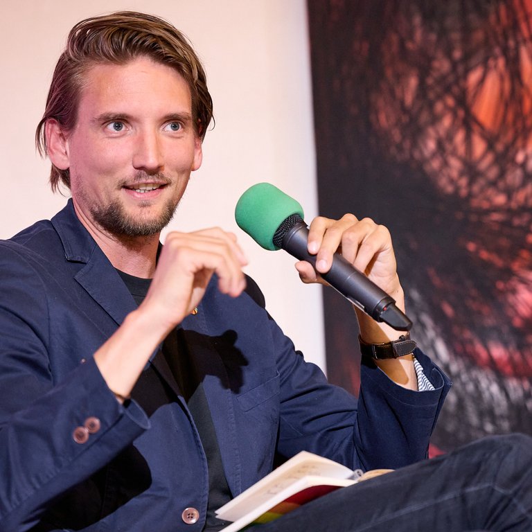 Prof. Egli auf dem Podium