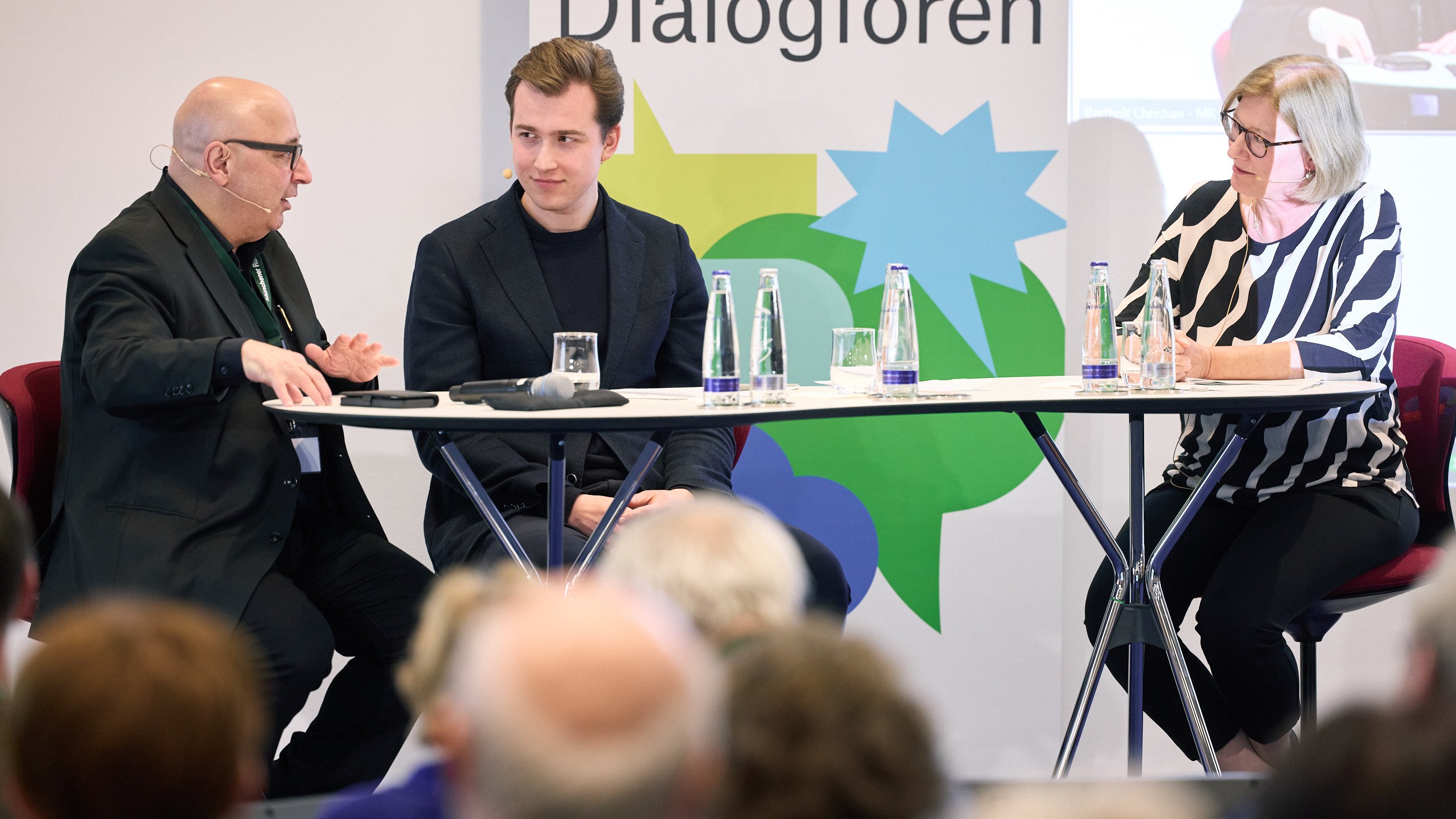 Podium of the Dialogue Forum on 8 April 2025