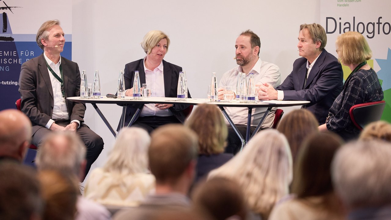 Podiumsgäste und Moderatorin des Dialogforums 
