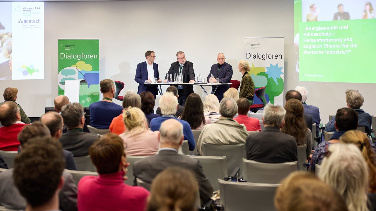 Podium des Dialogforum vom 19. November 2024