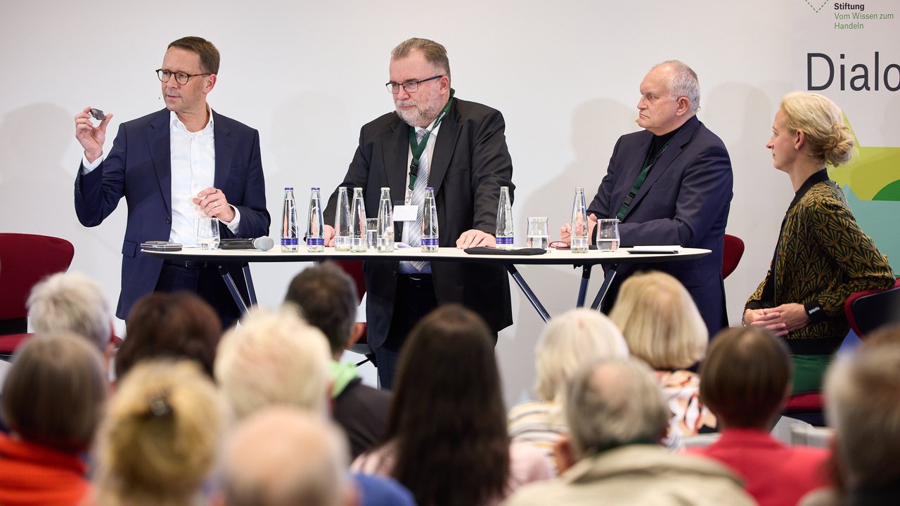 Dr. Christian Hartel, Vorstandsvorsitzender der Wacker Chemie AG, sprach am Beispiel von Silicium darüber, wie energieintensiv dessen Herstellung ist. Gleichzeitig wird der Rohstoff aber dringend  für die Entwicklung  klimafreundlicher Technologien, wie z.B. Photovoltaikanlagen, benötigt