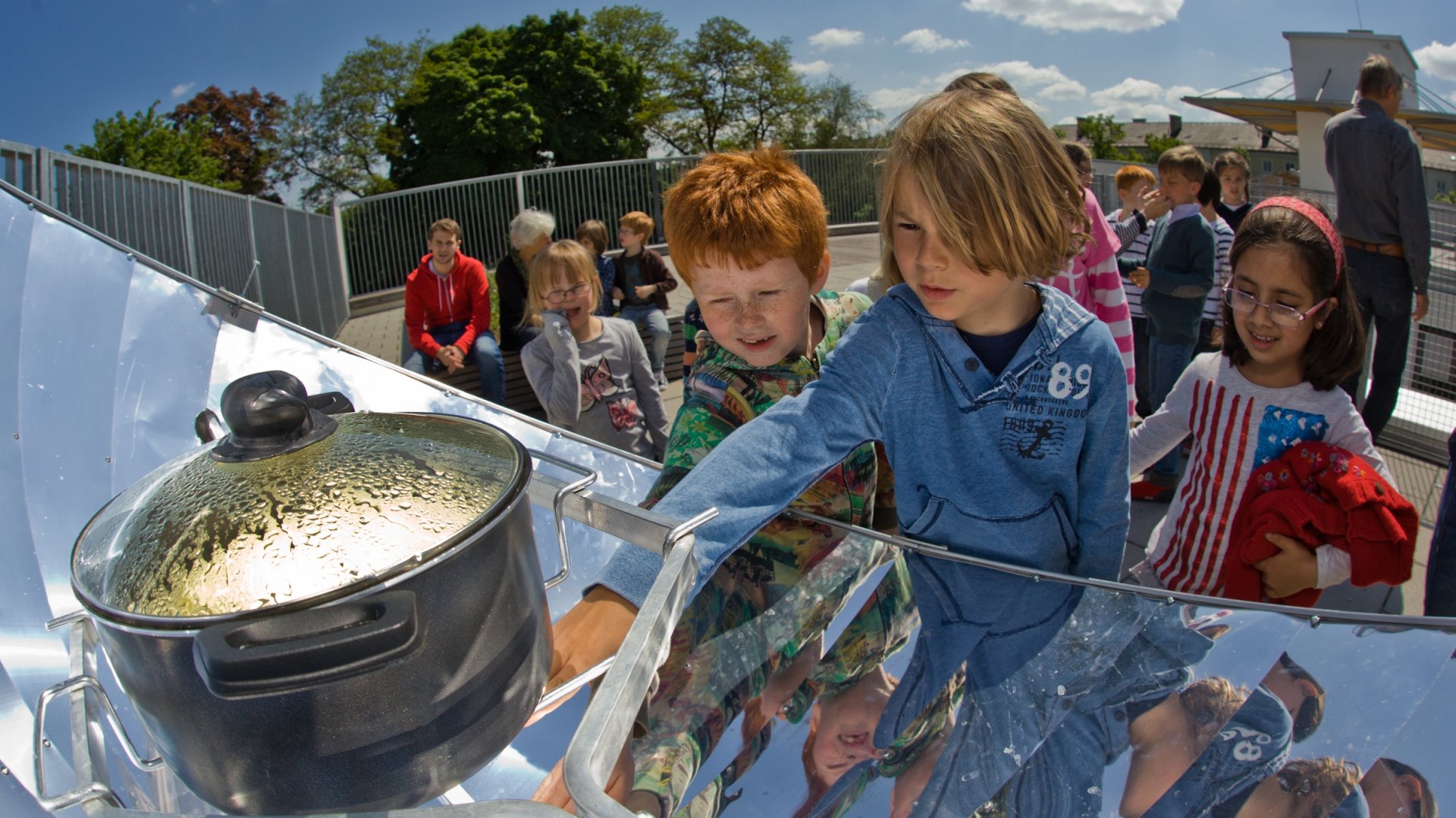 Children attending the workshops of the Energy School Munich can use electricity metres to measure the power consumption of different household appliances. They also learn about the importance of the environmental efficiency class for the savings potential of the appliances.