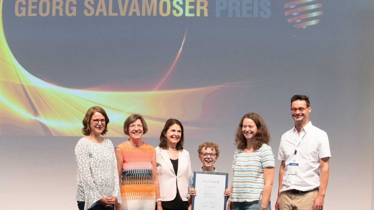 Green City e.V. receives the Georg Salvamoser Award in the category "Young Energy" for its Energy School Munich project. From left to right: Carolin Salvamoser, Gerda Stuchlik (Mayor for the Environment, City of Freiburg), Maria Salvamoser, Julius Lindemann, Veronika Fröhlich and Martin Glöckner (both Green City e.V.); Photo: Patricia Lucas for triolog