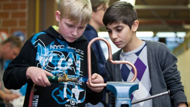 Pretty hot: Using the blowtorch in workshops of the Energyschool Munich, the children can test their technical skills. They have the opportunity to learn more about jobs related to renewable energies.