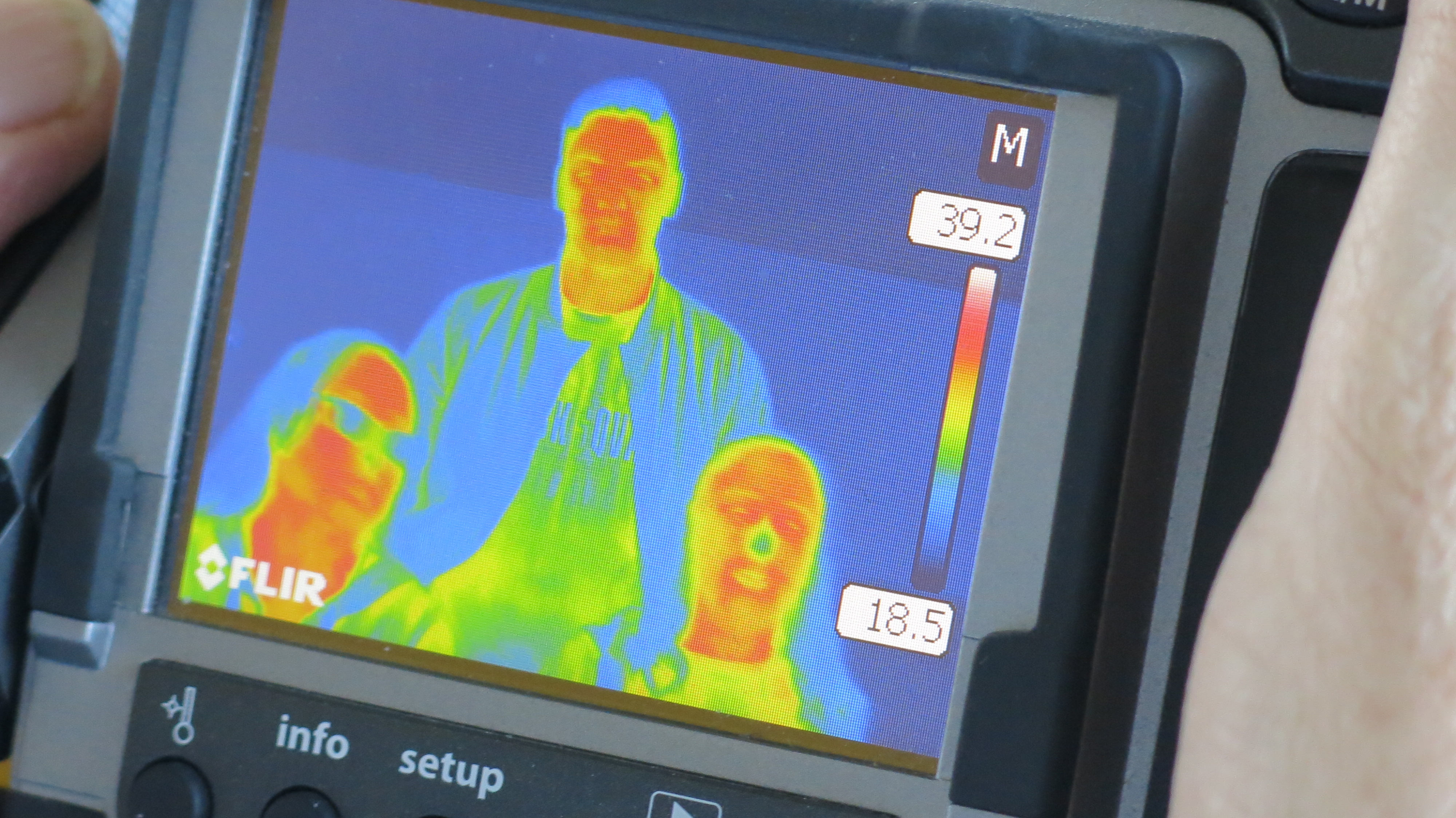 Aufnahme von drei Personen mit einer Infrarotkamera