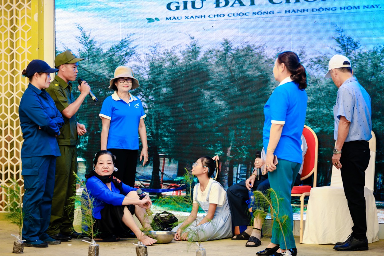 5 women and 2 men are playing a theatre performance