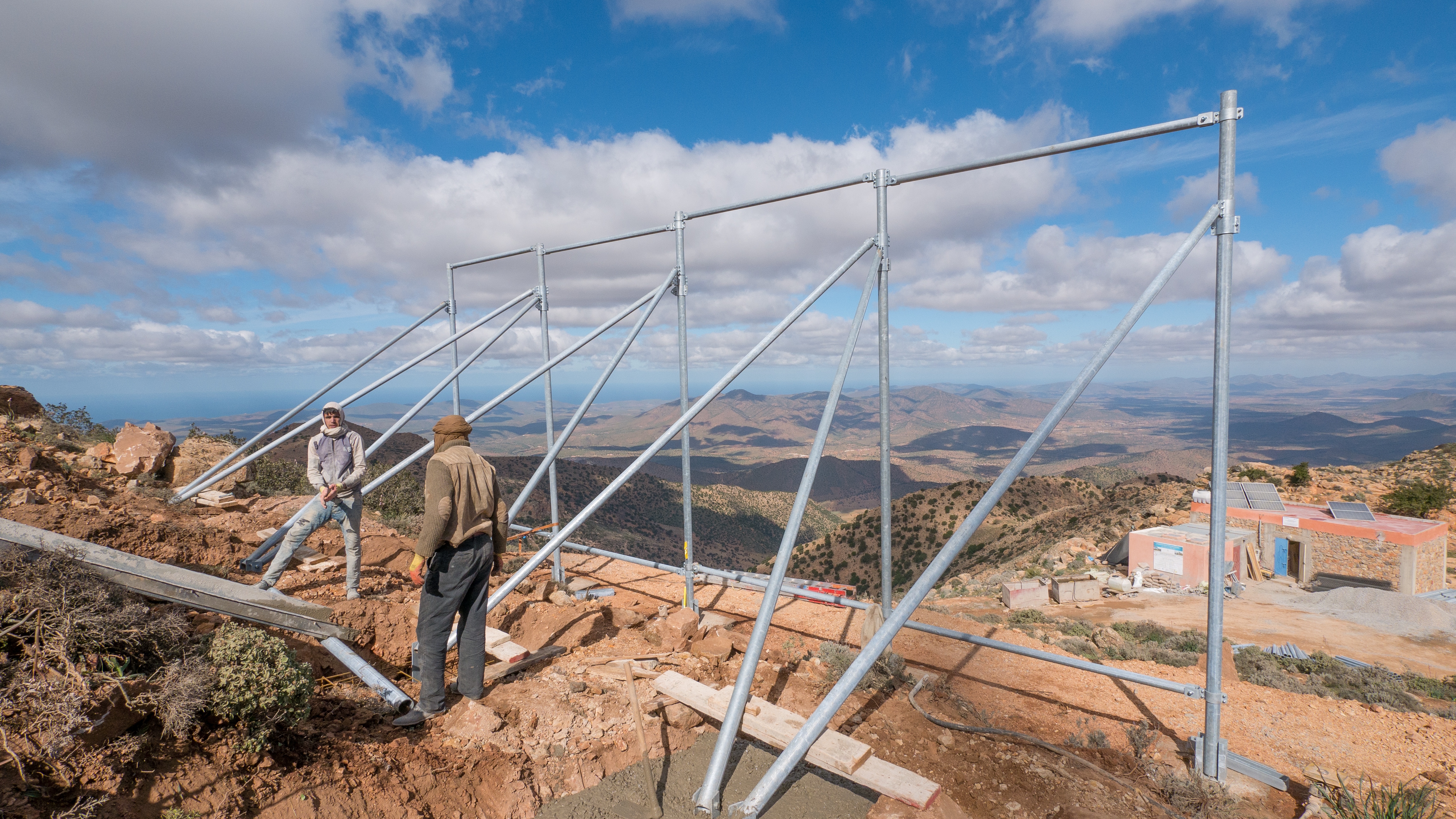 10/17:The small building (on the right of the photo) houses a high-tech laboratory, a utilities room and accommodation facilities for the entire team. The men lived together here in these confined spaces for many weeks. The small solar panels on the roof supply the power. The test collector installed in 2013 is already supplying the drinking water. 10/17:The small building (on the right of the photo) houses a high-tech laboratory, a utilities room and accommodation facilities for the entire team. The men lived together here in these confined spaces for many weeks. The small solar panels on the roof supply the power. The test collector installed in 2013 is already supplying the drinking water.