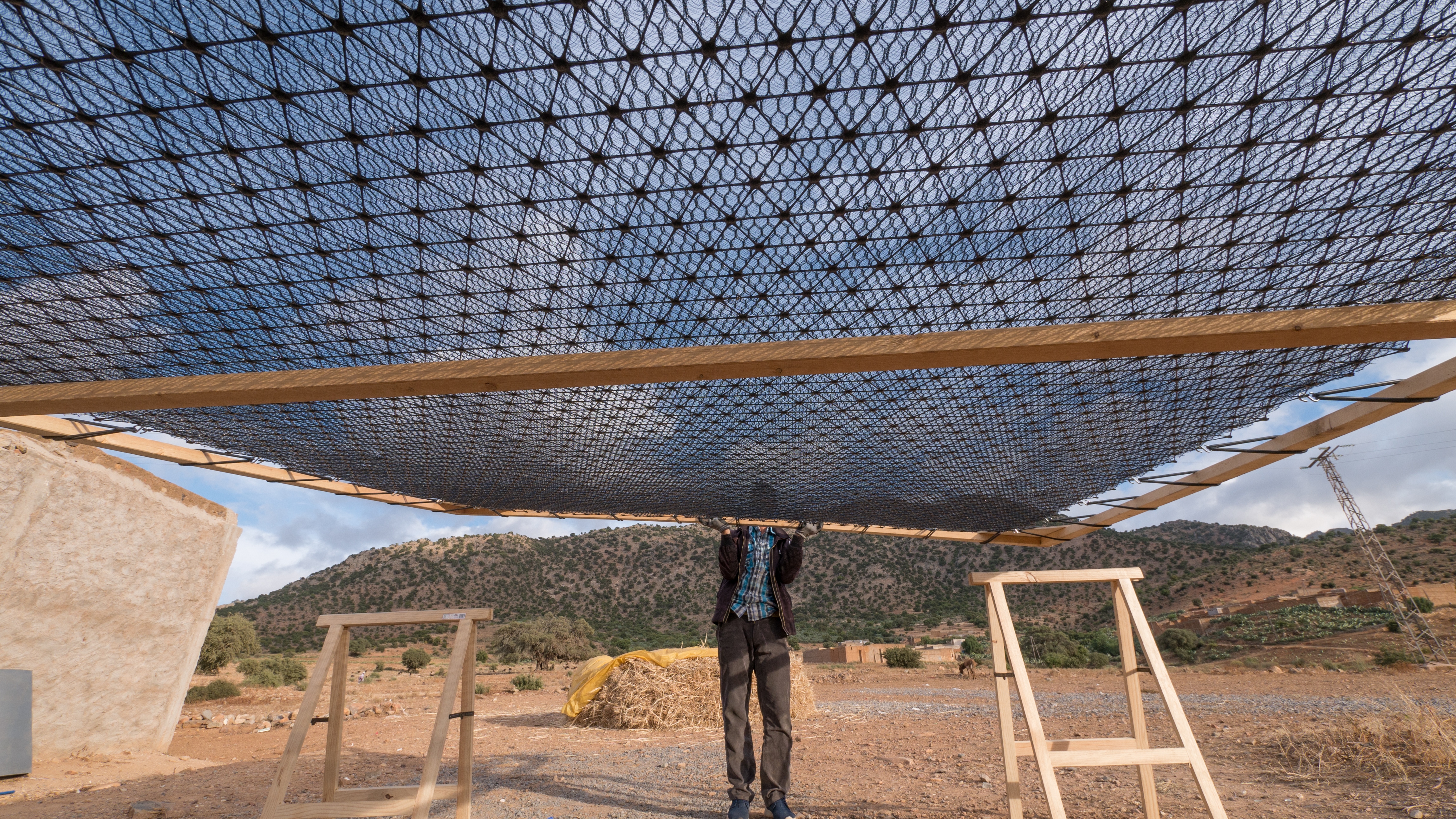 13/17:The team began to fasten the 3D fabric to the plastic support grid in May 2017.