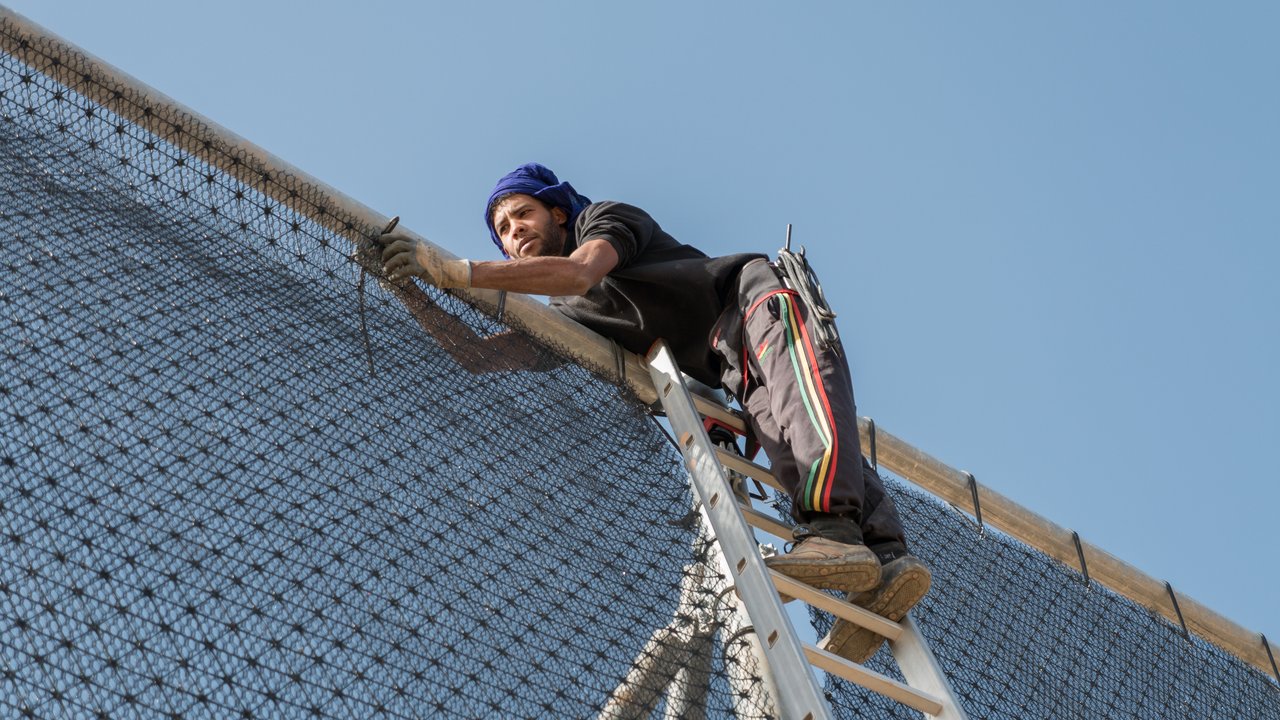 14/17:The sandwich structure, consisting of the 3D mesh and the support grid, is attached to the steel girders with strong rubber expanders. The collecting troughs for the water are then installed.
