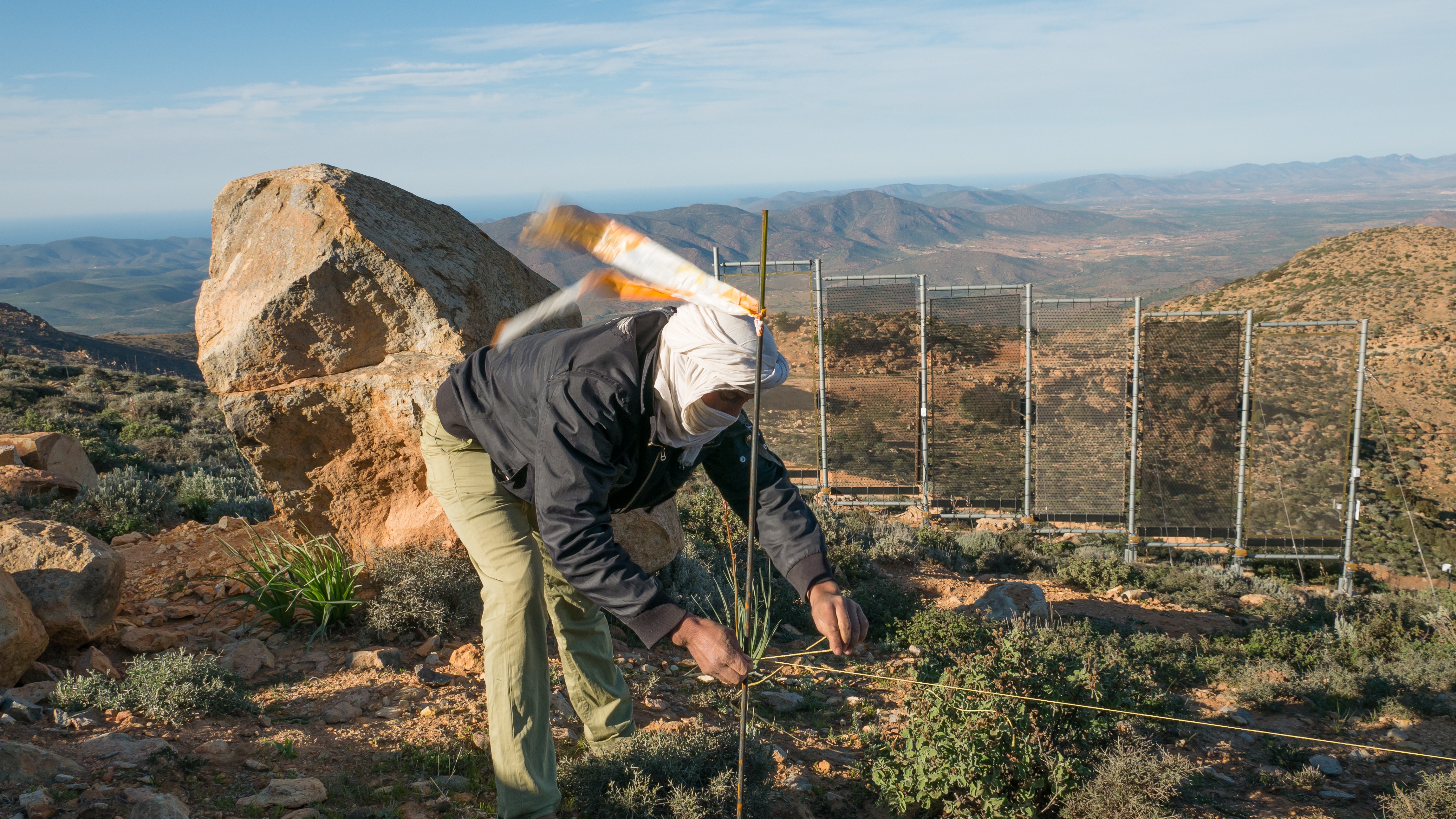 2/17:The new project field is being built above the test collector, which was installed in 2013. It is essential that the individual collectors are accurately aligned to the main wind direction. Only then can the highest water yields be achieved. 2/17:The new project field is being built above the test collector, which was installed in 2013. It is essential that the individual collectors are accurately aligned to the main wind direction. Only then can the highest water yields be achieved.