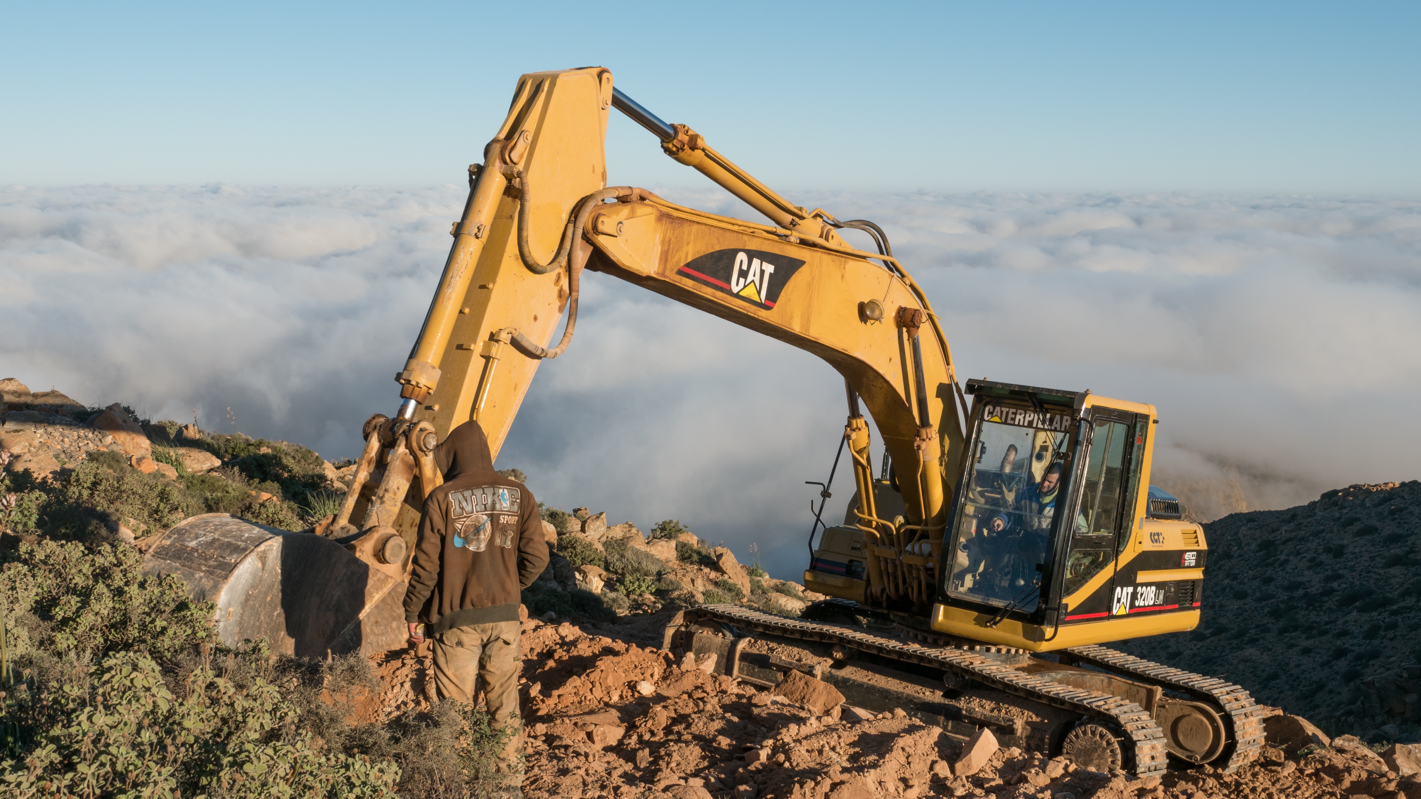 3/17:Transporting the excavator up into the impassable mountain region was the first major challenge facing the project team, led by the German industrial designer, Peter Trautwein (WaterFoundation Ebenhausen). Another challenge was the extremely rocky ground on the mountainsides. Large holes had to be dug out for the foundations. 3/17:Transporting the excavator up into the impassable mountain region was the first major challenge facing the project team, led by the German industrial designer, Peter Trautwein (WaterFoundation Ebenhausen). Another challenge was the extremely rocky ground on the mountainsides. Large holes had to be dug out for the foundations.