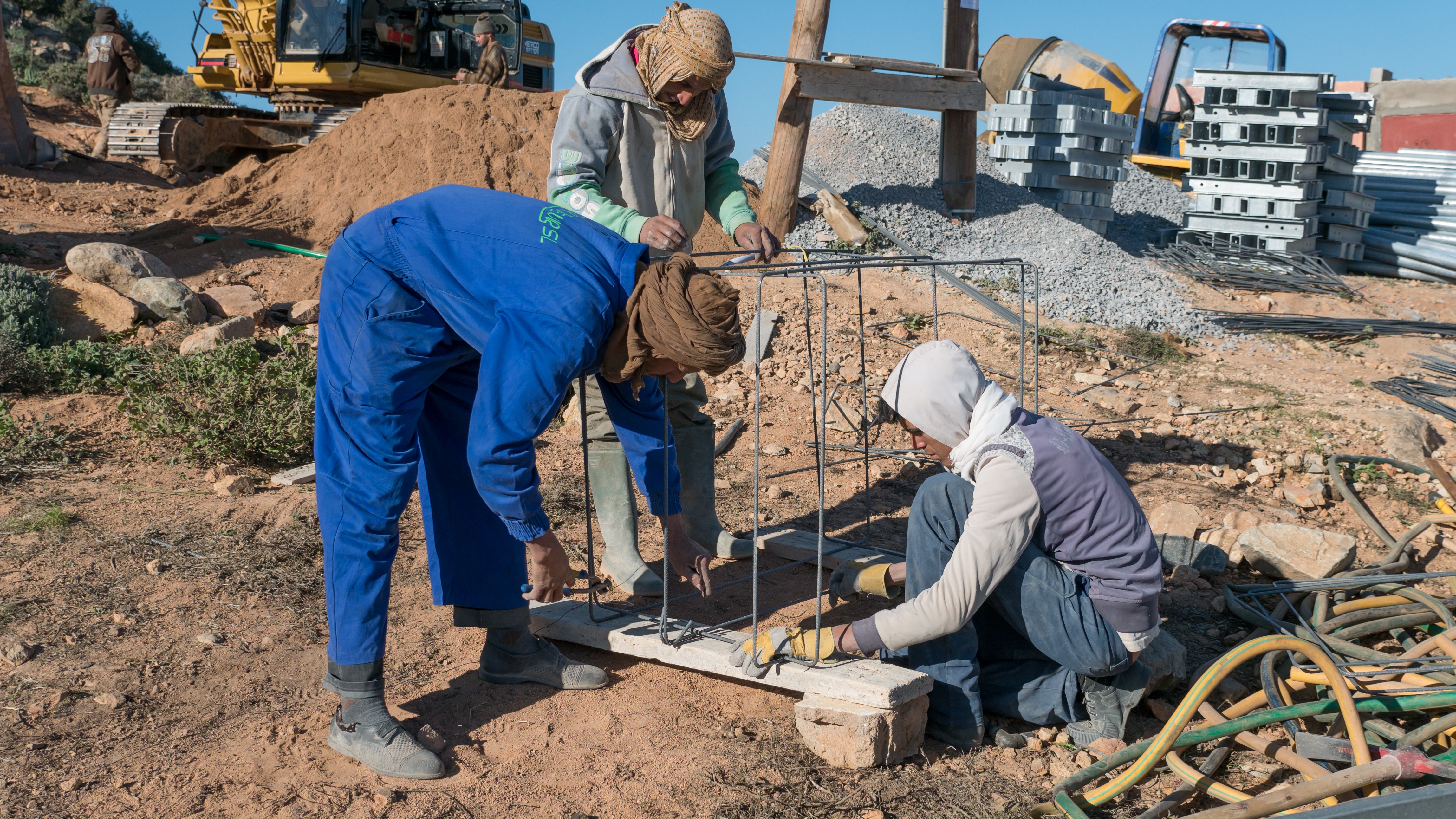 5/17:The fog collectors need strong foundations to withstand the gusty winds of up to 120 km/h. Handmade wire baskets ensure that the concrete foundations are firmly anchored. 5/17:The fog collectors need strong foundations to withstand the gusty winds of up to 120 km/h. Handmade wire baskets ensure that the concrete foundations are firmly anchored.