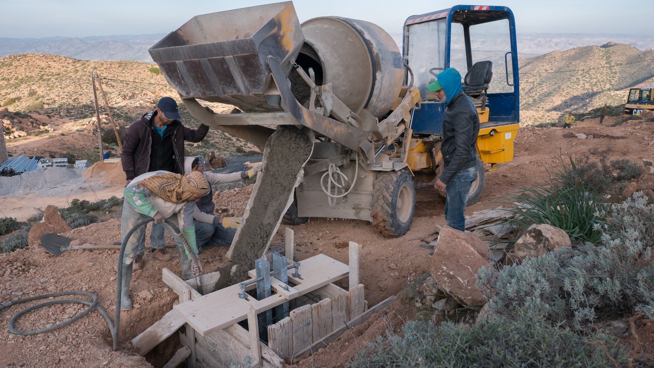 7/17:The steel anchors for the main supports are concreted into the foundations.