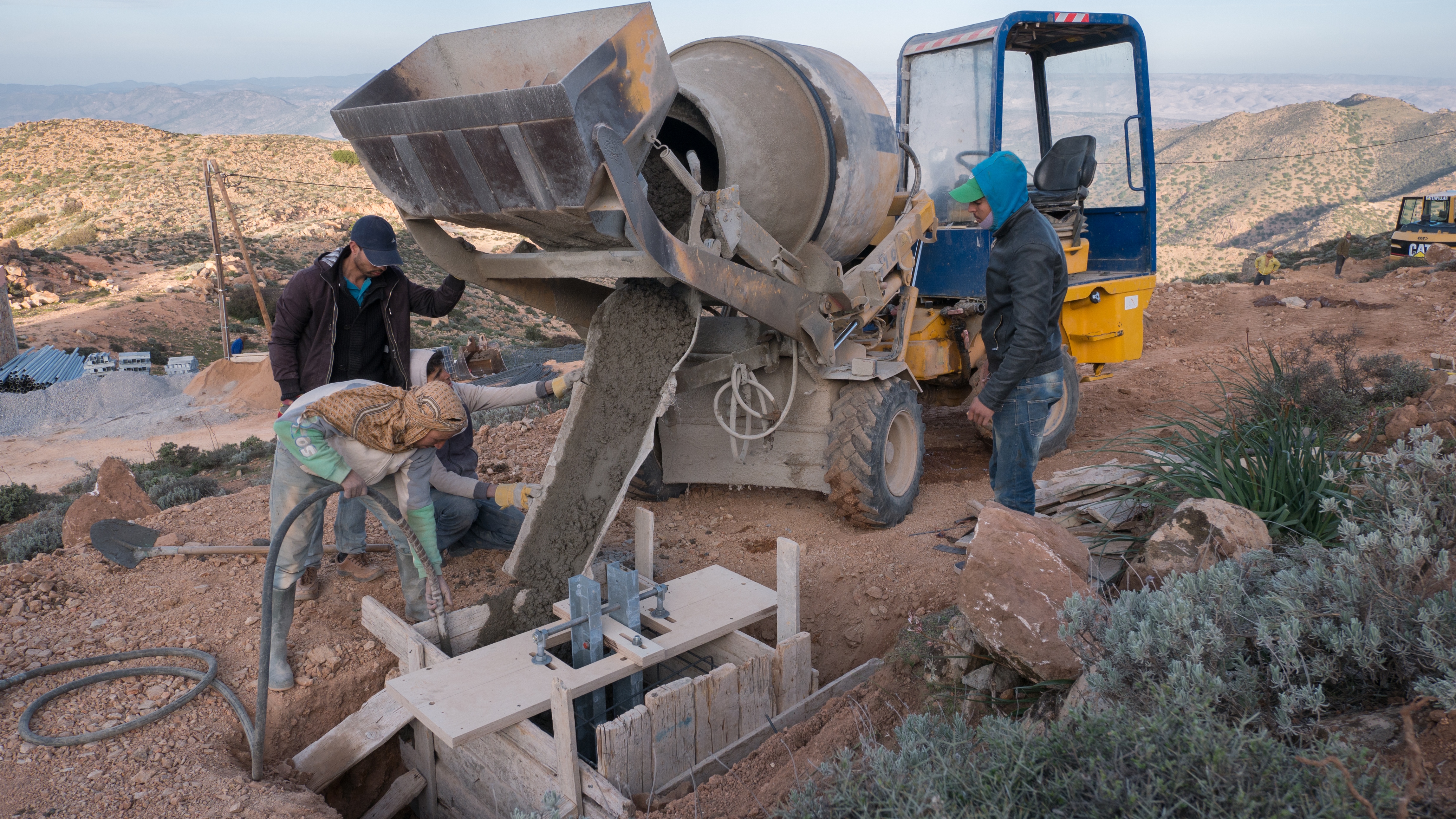 7/17:The steel anchors for the main supports are concreted into the foundations. 7/17:The steel anchors for the main supports are concreted into the foundations.