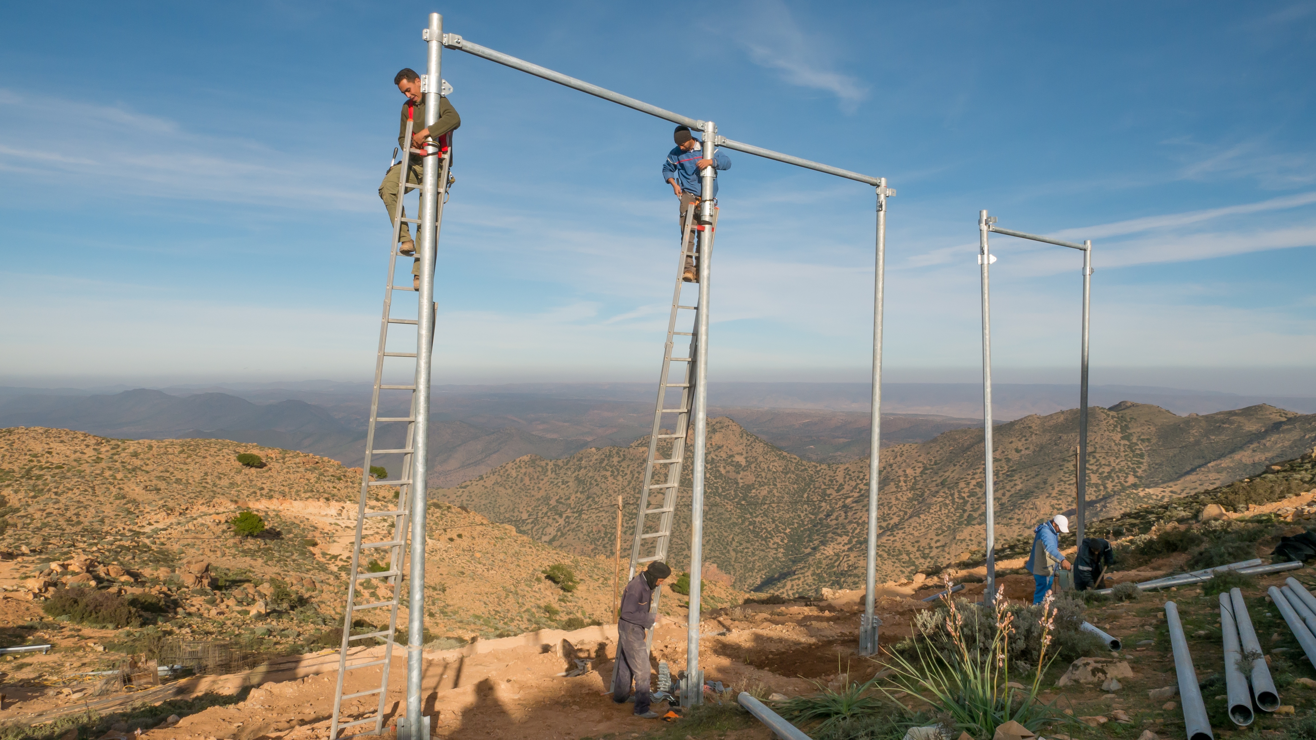 9/17:Workers adjust the hinged clamps for the bracing at a height of six metres. The four CloudFisher nets have a total surface area of 54.24 square meters. On average, they produce 22 litres per square metre of drinking water. 