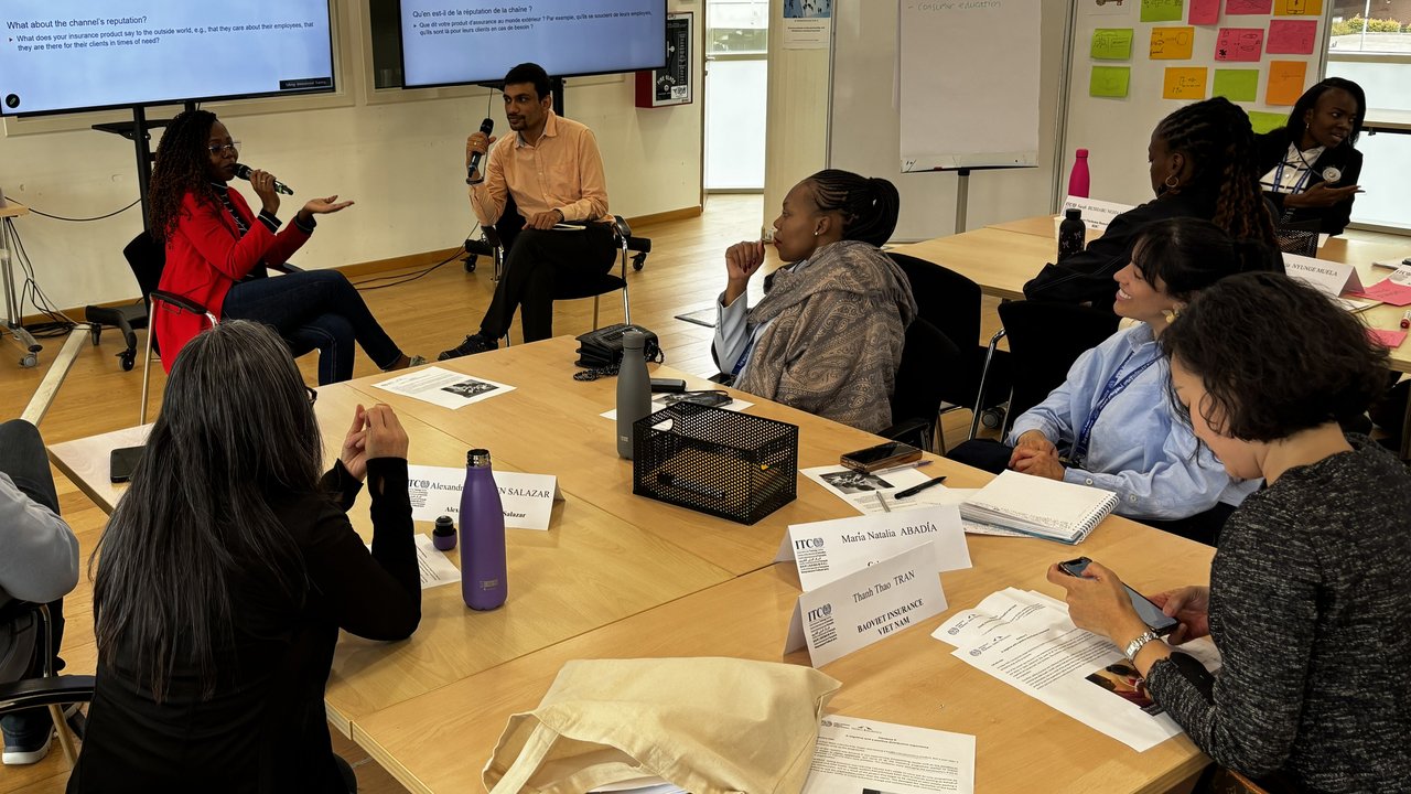 Participants are having interactive workshops and case studies at the Impact Insurance Academy / Les participants prennent part à des ateliers interactifs et à des études de cas à l'Impact Insurance Academy.