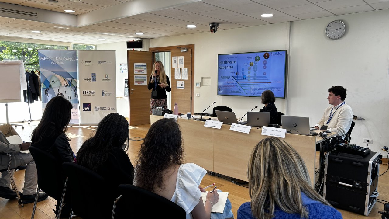 Participants of the academy are selecting their “electives” to focus on specific topics. / Les participants à l'académie choisissent leurs « cours optionnels » afin d'approfondir des thèmes spécifiques.