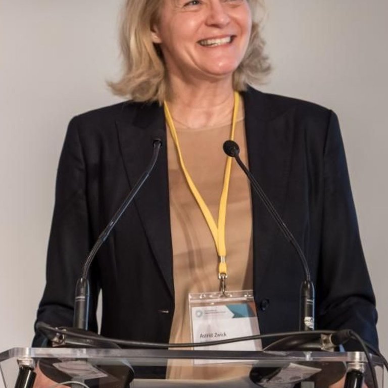 Dr. Astrid Zwick