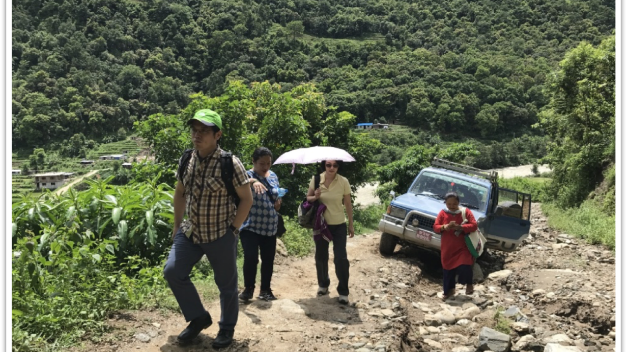 The Melamchi valley is only accessible on foot, or in places with off-road vehicles. This makes it more difficult to provide healthcare for the people living there. The Melamchi valley is only accessible on foot, or in places with off-road vehicles. This makes it more difficult to provide healthcare for the people living there.