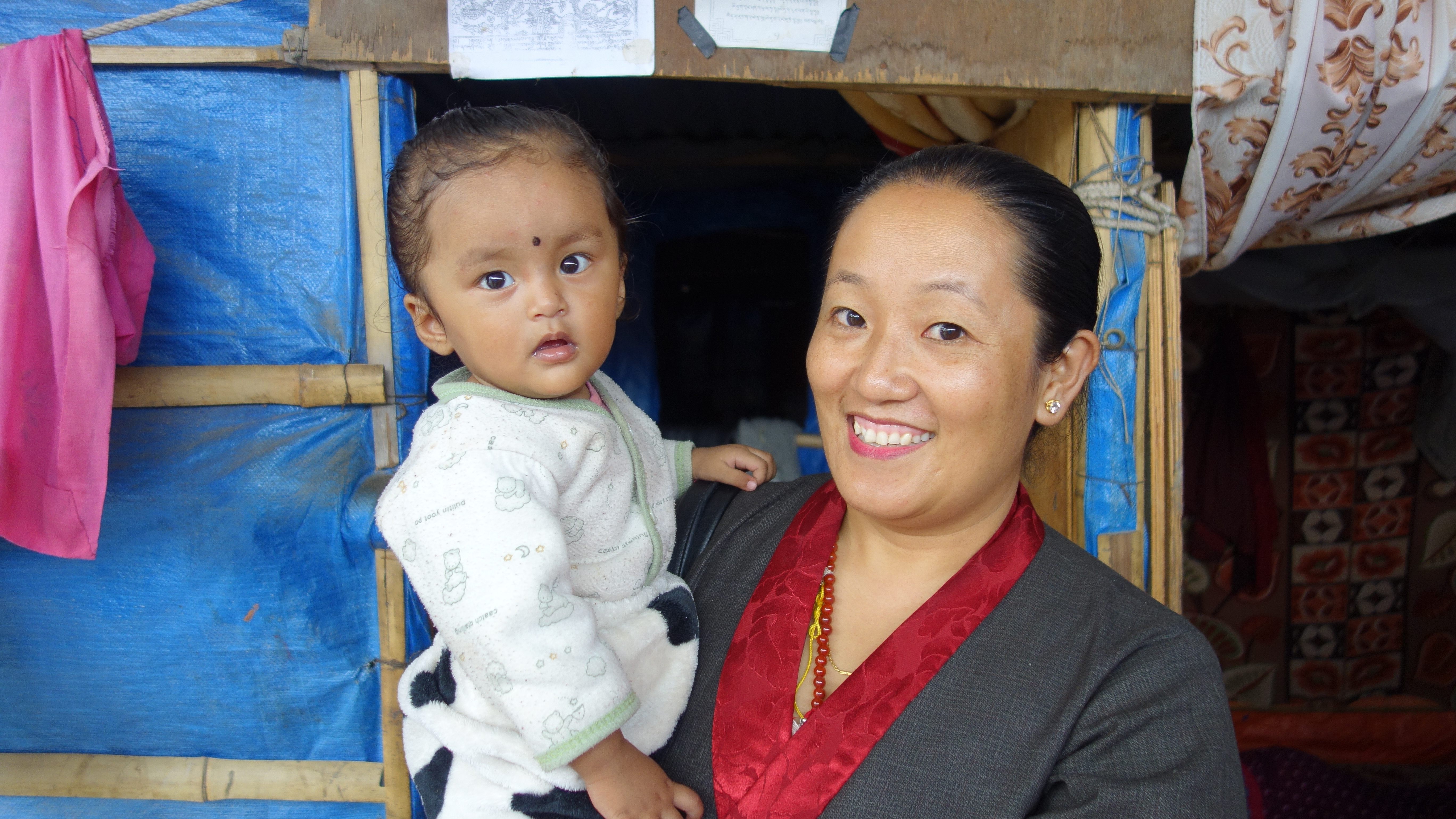 EpiNurse Thakchi Sherpa greatly helps the victims of the earthquake 2015 to find shelter and healthcare. 