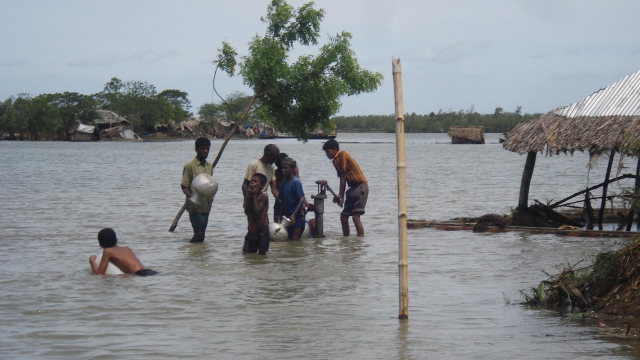 Rising sea levels, changing monsoon patterns and heavy rainfall give many of the inhabitants of Bangladesh a lot to do. Although floods form part of the normal change of seasons throughout the year, climate events are becoming more extreme. (Copyright Resilience Solution 2019)
