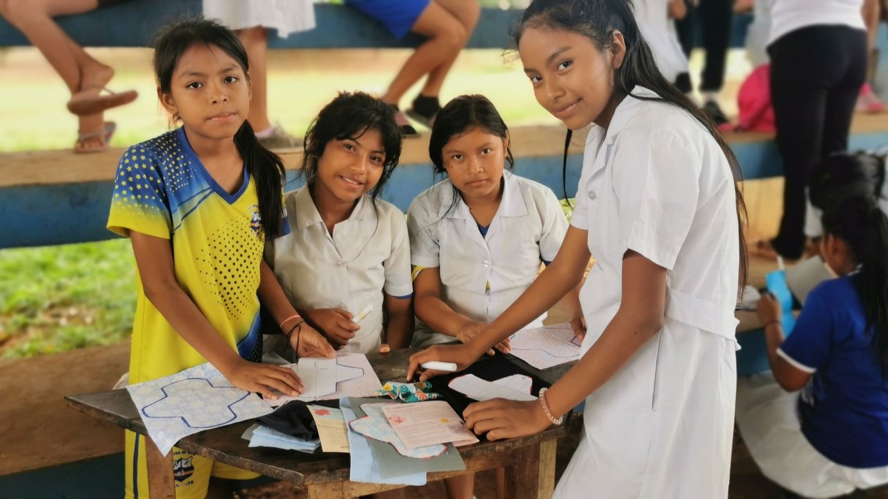 4 girls get a training on menstrual health and hygiene in Palmarito de la Frontera
