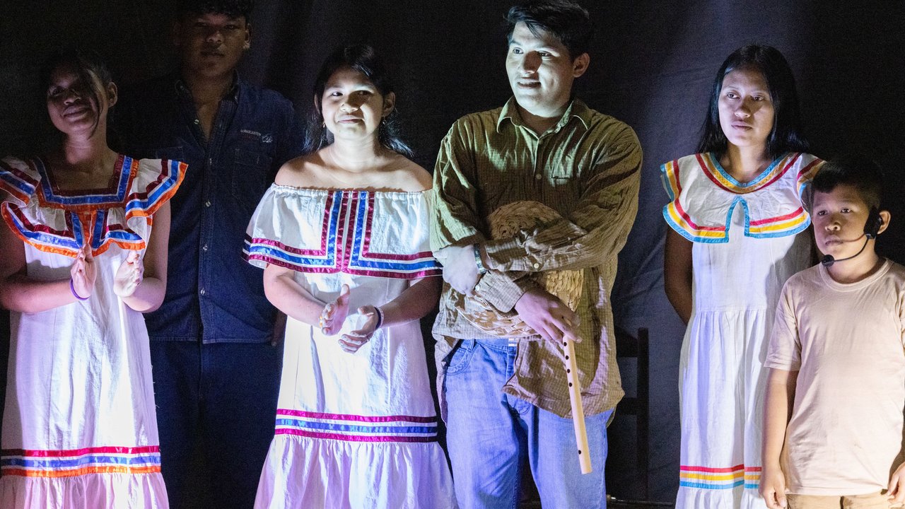 6 students from the JUMA organization perform the play "Concepción" in the theater