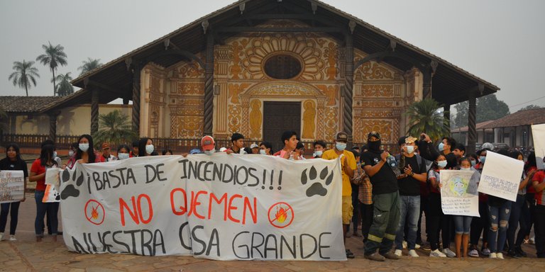 Children demonstrating for DRR